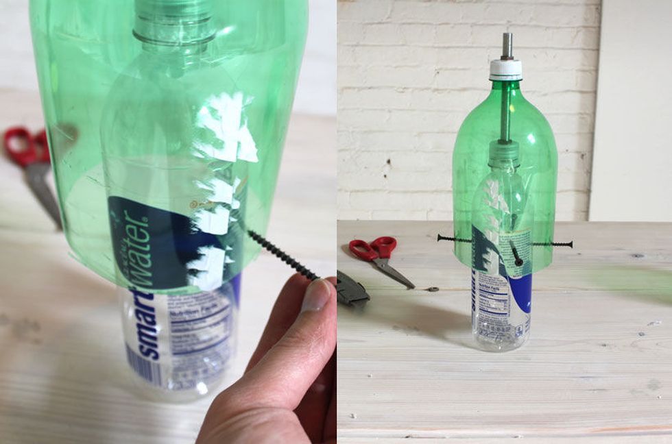 используем саморезы для фиксации бутылок