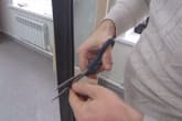 Для верхней стороны обрезаем уголок под углом 45°