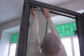 Проклеиваем верхнюю сторону двери