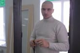 Обрезаем верхний и нижний угол уплотнителя для боковой стороны