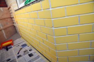 Чем и как можно покрасить кирпичную стену
