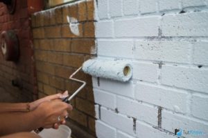 покрасить кирпичную стену