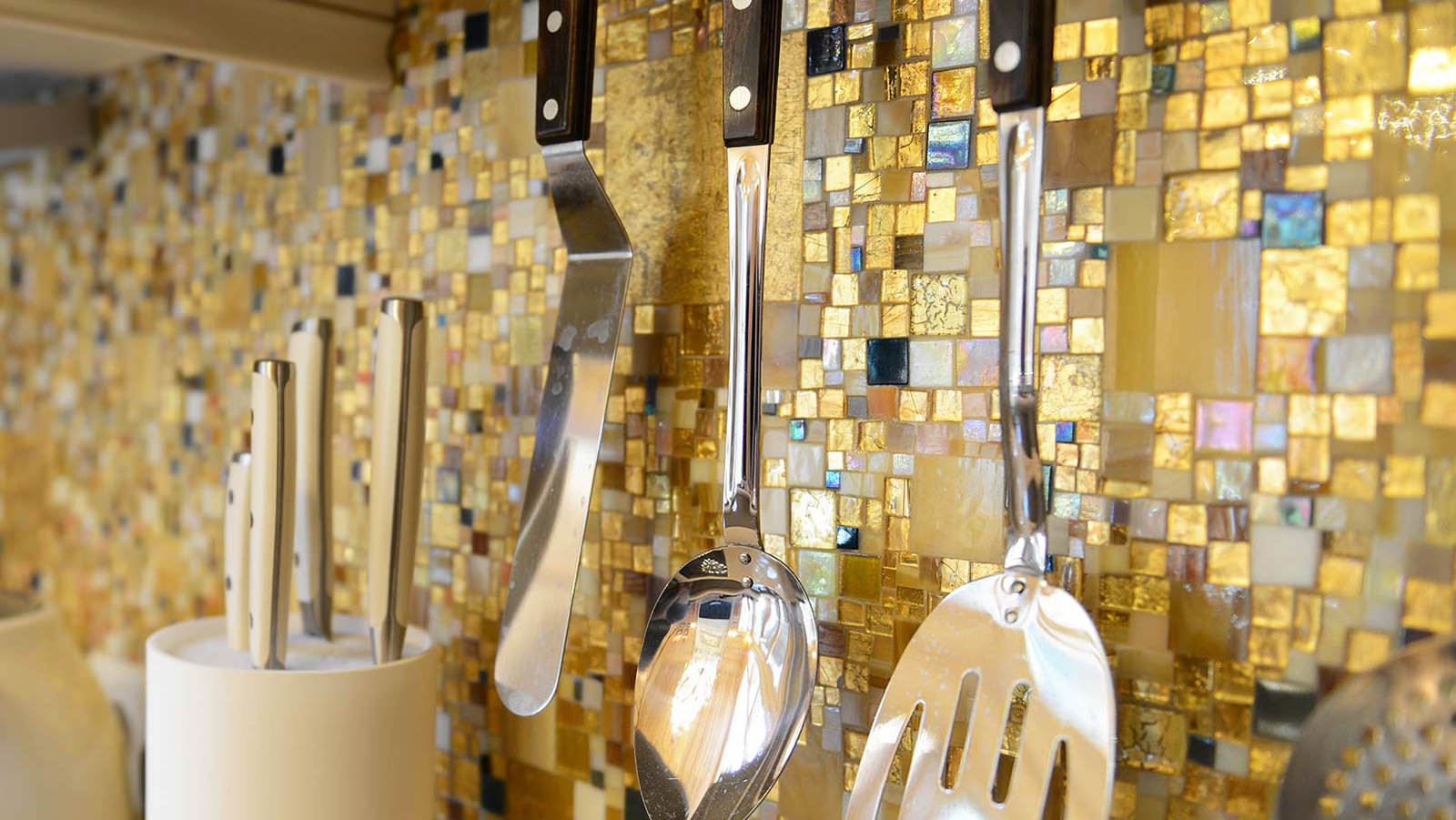 Золотая мозаика в интерьере современной кухни
