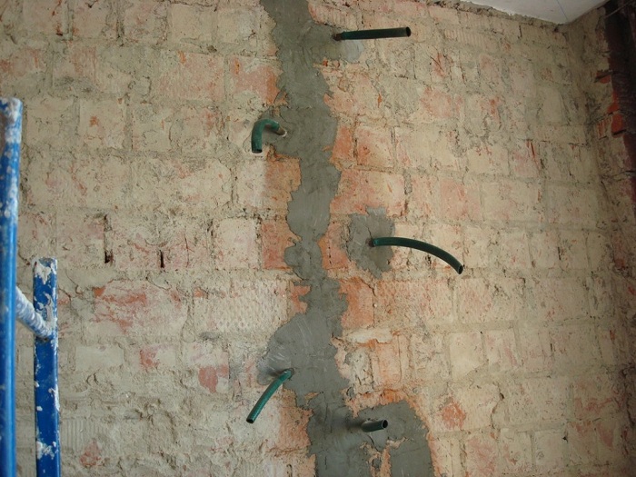 как заделывать трещины в стене