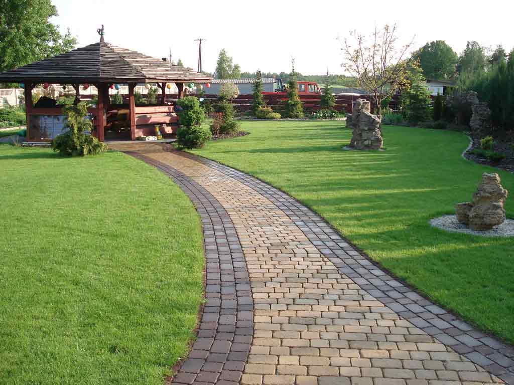 Тротуарная брусчатка в саду в японском стиле