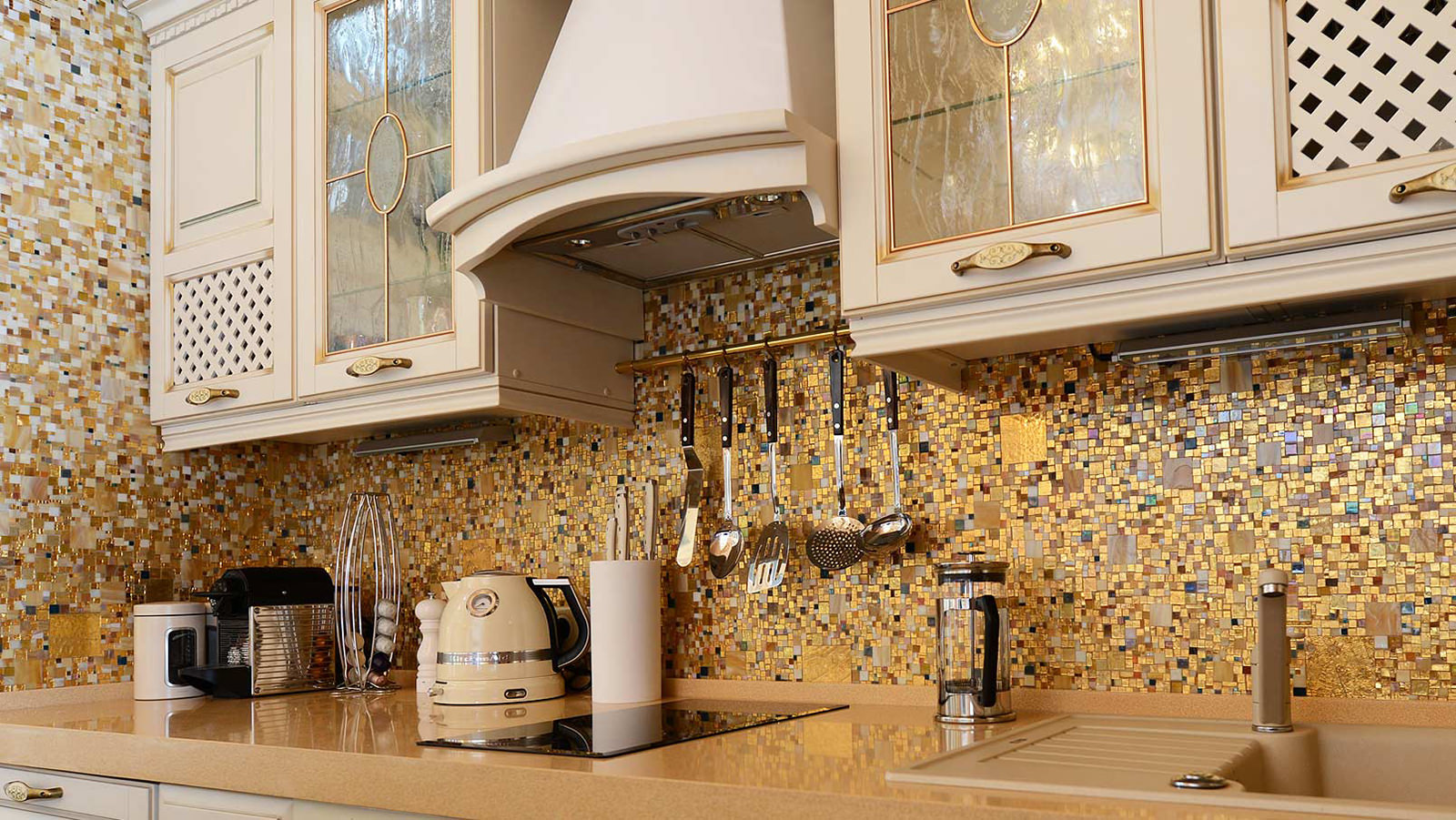 Золотая мозаика на кухне