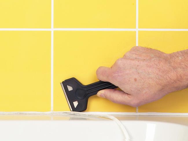 Устранение герметичного средства с плитки в ванной