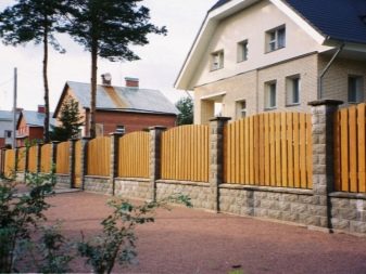 Кирпичный забор в ландшафтном дизайне