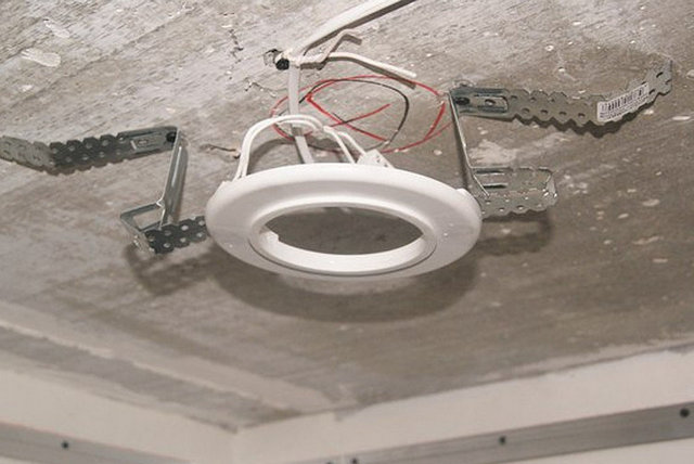 Платформа для точечного светильника, закрепленная к перекрытию с использованием прямых подвесов.