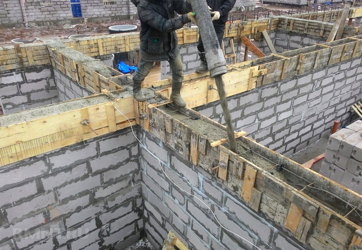 Заливка армопояса с помощью бетононасоса